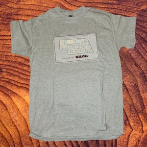 Sport Graues T-Shirt - Nebraska County Karte T-Shirt - S-M-L-XL-XXL - Postkarten-T-Shirt - Counties of Nebraska