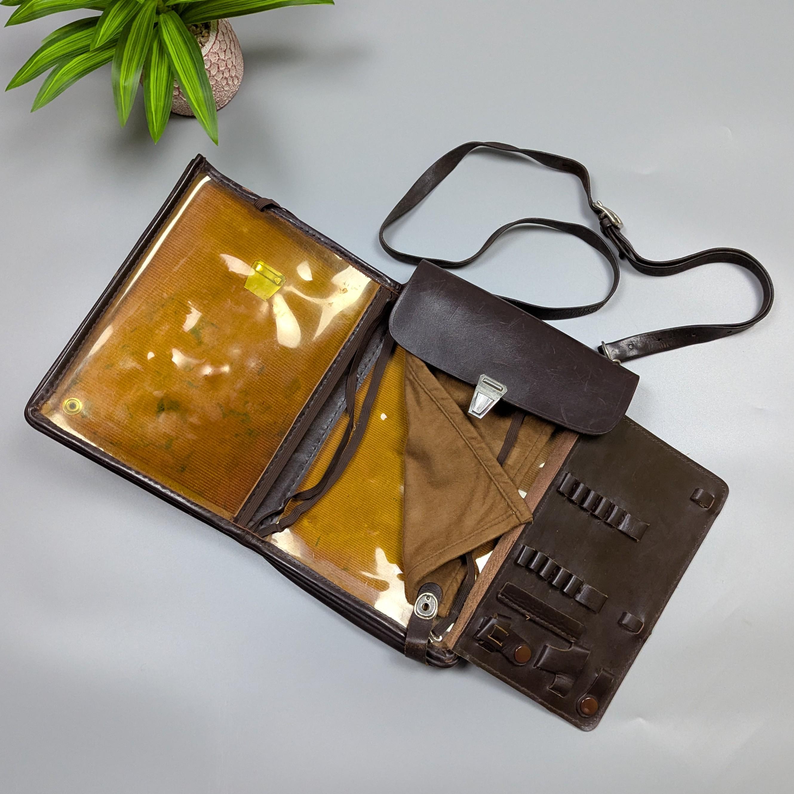 ドイツ軍・ソビエト軍　WW2 冷戦　マップケース 東ドイツ NVA⁄VOPO 50\u0027s 黒革マップ・ケース⁄WWIIタイプ⁄ストラップ付