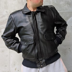 Giacca da motociclista vintage anni &#39;90 in pelle pesante nera da uomo, stile bomber, stile pilota, taglia 50 (L), realizzata negli USA, capospalla robusto, stile classico da motociclista, modello pilota L