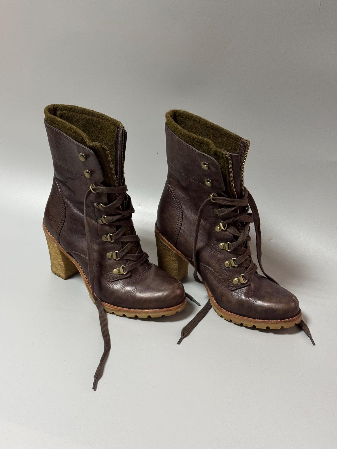 UGG Brown Leather Heeled Boots Women's US 9 EU 40, Front Zipper Lace Up Ankle Boots, Chunky Block Heel, Rugged Lug Sole, foto 3 di 5