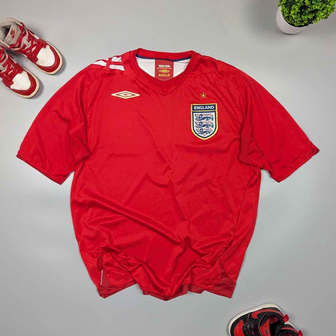 ENGLAND 2006–2008 UMBRO Vintage Men's Red Away Football Soccer