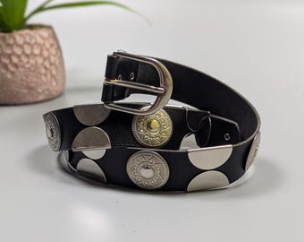 Cinto vintage de couro preto com placas de metal prateadas, feminino, tamanhos PP e M, estilo motociclista ocidental.