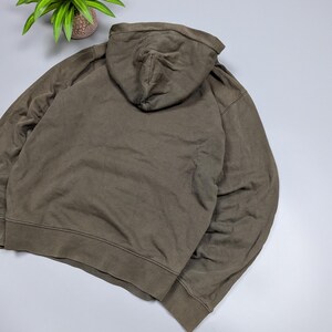 Puede incluir: Sudadera con capucha verde oliva liso con capucha con cord&oacute;n. La sudadera est&aacute; hecha de un material suave y c&oacute;modo. Una prenda informal para el d&iacute;a a d&iacute;a.