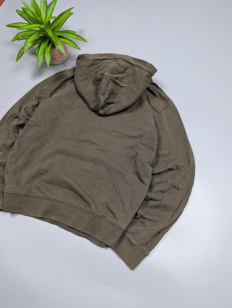Puede incluir: Sudadera con capucha verde oliva liso con capucha con cord&oacute;n. La sudadera est&aacute; hecha de un material suave y c&oacute;modo. Una prenda informal para el d&iacute;a a d&iacute;a.