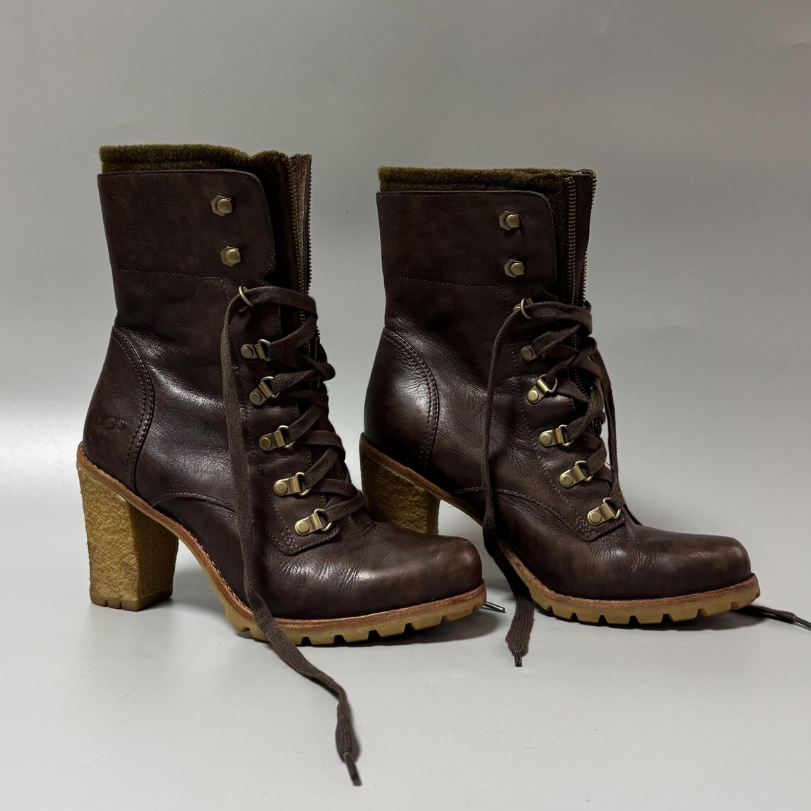 UGG Brown Leather Heeled Boots Women's US 9 EU 40, Front Zipper Lace Up Ankle Boots, Chunky Block Heel, Rugged Lug Sole, foto 2 di 5