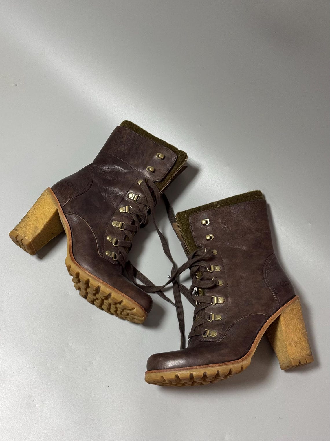 UGG Brown Leather Heeled Boots Women's US 9 EU 40, Front Zipper Lace Up Ankle Boots, Chunky Block Heel, Rugged Lug Sole, foto 4 di 5
