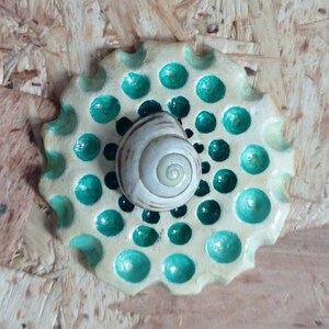 Può includere: Una tazza di ceramica bianca con manico nero e la scritta "But First, Coffee" in nero, in grassetto. La tazza è su una superficie bianca.