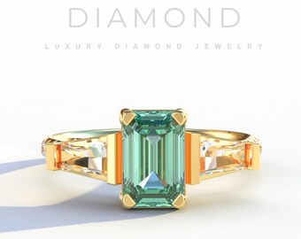 Anillo de tres piedras con diamantes de laboratorio de talla esmeralda verde de 3 quilates y diamantes laterales cónicos de talla baguette. Anillo de compromiso de lujo para mujer.