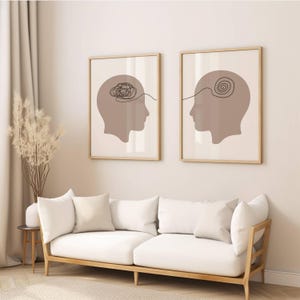 Peut inclure: Deux impressions encadrées avec des dessins minimalistes de profils humains. Chaque profil a un design abstrait différent à l'intérieur de la tête, l'un avec une ligne emmêlée et l'autre avec une spirale.