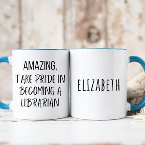 Erstaunlich, seien Sie stolz darauf, ein Bibliothekar zu werden - benutzerdefinierte Bibliothekar-Namenstasse, neue Bibliothekar-Geschenk, Bibliothekar-Kaffeetasse, Geschenk für Bibliothekar