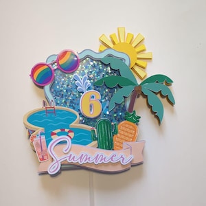 Op de afbeelding: Een kleurrijke cake topper met zomerthema met een zwembad, zonnebril en palmboom. De topper bevat het nummer 6, een cactus en een banner met de tekst "Summer". De zonnebril heeft regenbooglenzen.