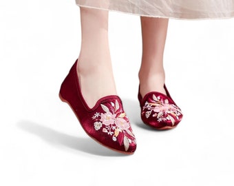 Zapatillas de mujer con puntera puntiaguda de color burdeos con bordado floral púrpura / Cómodas mulas casuales para damas / Zapatillas de casa para mamá