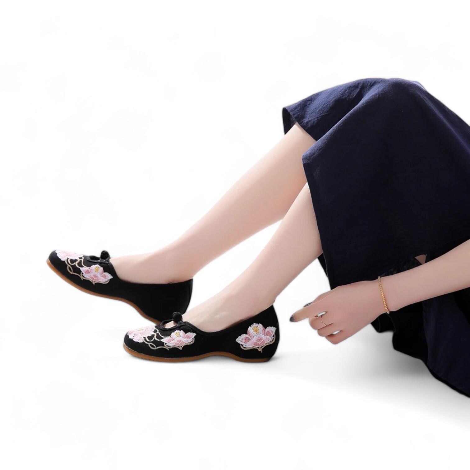 フラットシューズ LOTUS BALLET FLATS Red Ballet Flats With Pink Lotus Embroidery | Red Women's