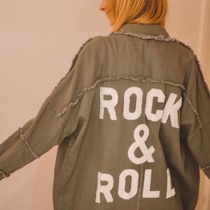 Veste jubylee kaki inscription Rock'n'roll en bouclette blanche image 1