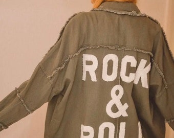 Chaqueta caqui Jubylee con inscripción Rock'n'roll en felpa blanca