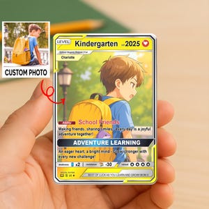 Carte personnalisée pour la rentrée des classes pour enfants, cartes scolaires photo personnalisées de style anime, étiquettes pour sac à dos, souvenir de la première journée d'école, cadeau pour enfant.