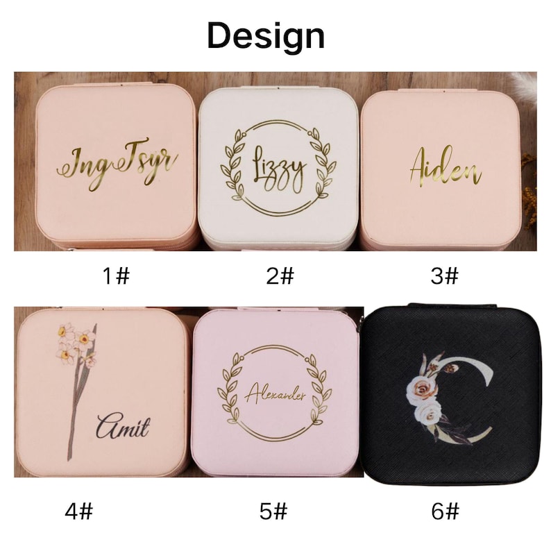 K&ouml;nnte beinhalten: Sechs verschiedene Designs f&uuml;r eine kleine, quadratische Schmuckschatulle. Die Schachteln sind rosa, wei&szlig; und schwarz mit goldenen Schriftz&uuml;gen und Designs. Die Designs beinhalten Namen, Blumenmuster und Kr&auml;nze. Die Schachteln sind von 1 bis 6 nummeriert.