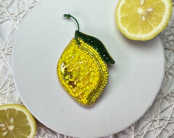 Gelbe Zitronen-Brosche, bestickt mit Perlen und Kristallen, Obst-Strass-Brosche, handgefertigt, minimalistische Designer-Anstecknadel, Geschenk für Freundin, Schwester