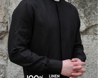 Op de afbeelding: Zwart linnen overhemd met een opstaande kraag en een witte inzet. Het shirt met lange mouwen heeft een enkele zak en de tekst "100% Linen Breathable" onderaan. Het shirt is gemaakt van ademende linnen stof.