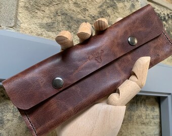 Handgemaakt bruin leren unisex-etui: veelzijdig ontwerp met gratis verzending en cadeauverpakking