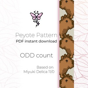 Op de afbeelding: Een digitaal downloadpatroon voor een peyote-steek kralenproject. Het patroon heeft een bruin en wit kralenontwerp van een capibara. Het patroon is gebaseerd op Miyuki Delica 11/0 kralen en is voor een project met een oneven aantal. Het patroon is beschikbaar als een directe download.