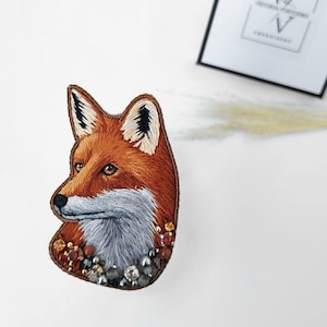 Custom Embroidered Red Fox Designer Brooch, Handcrafted Animal Portreit Orange Fox Pin, Realistic Red Fox Brooch, Beaded Jewelry Fox Pin