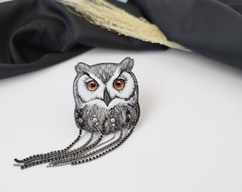 Broche de coruja bordado, alfinete bruxo e extravagante, joia gótica artesanal com correntes, presente místico de coruja, acessório fofo estilo dark academia.