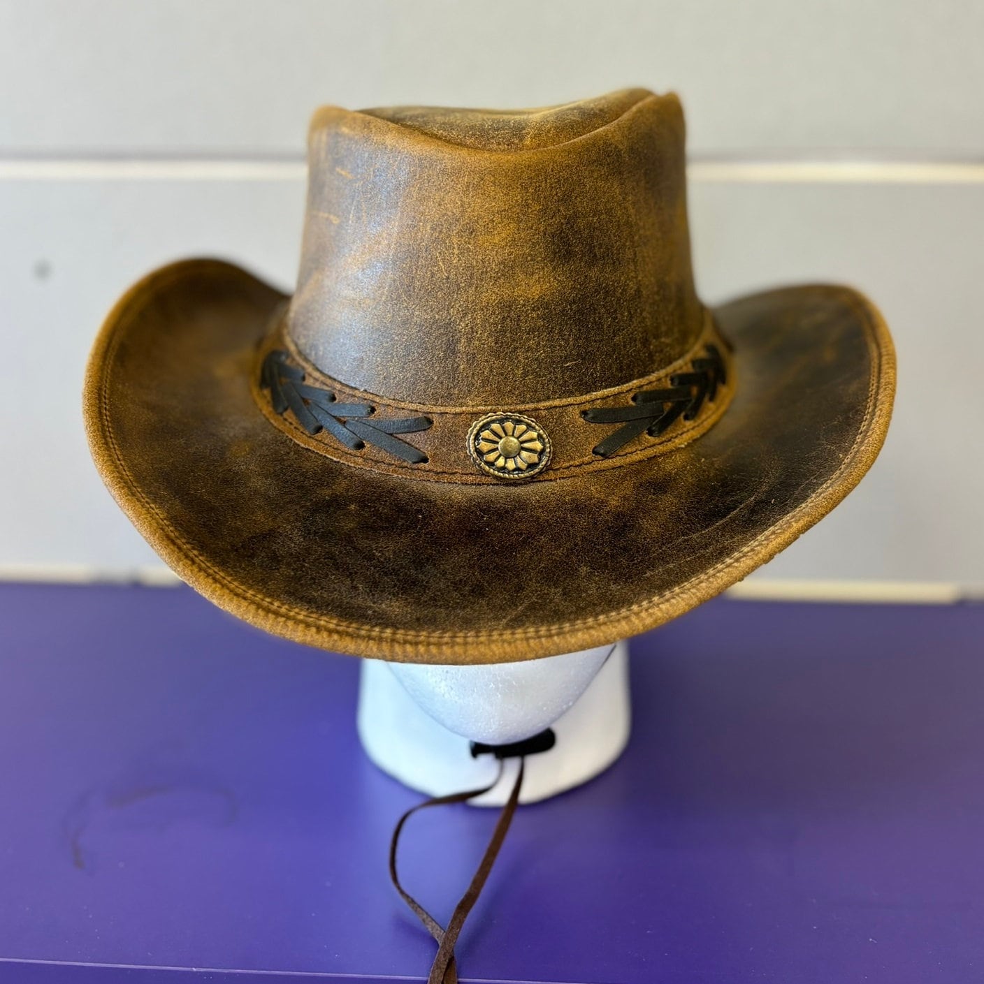 Chapeau de Cowboy en Cuir Véritable Style Vintage Western avec Conchos en Laiton, Personnalisation OEM, Chapeau Marron pour Homme, Fournisseur en Gros