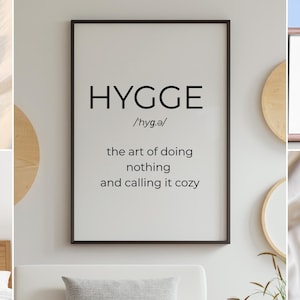Puede incluir: Varias obras de arte mural con diseños de texto sencillos. Una impresión enmarcada dice "HYGGE" con una definición. Otras impresiones presentan texto como "We don't do small talk" y "I'm not antisocial. I'm Norwegian."