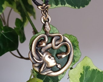 Colgante Medusa Gorgona de bronce, Colgante talismán Medusa, Mitología griega, Collar de serpiente, Colgante de medusa, Colgante hecho a mano