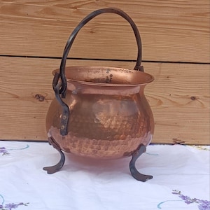 Caldero de cobre antiguo – Caldero de cobre antiguo con asa y tres patas, olla de cobre de mediados de siglo, decoración rústica de cocina, maceta.