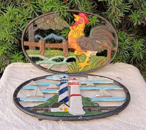 Dessous De Plat Ovale Vintage Avec Coq En Fonte - Décoratif Cuisine - état D'usage