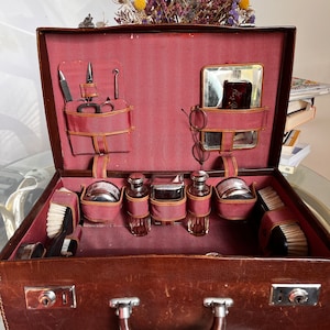 Set da viaggio vintage francese da uomo, kit da toeletta in pelle 1920, accessori da uomo e da donna, valigia da viaggio, stile moderno di metà secolo