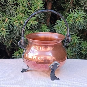 chaudron en cuivre vintage, chaudron en cuivre antique avec poignée sur 3 pieds, milieu du siècle, ustensiles en cuivre, décoration de cuisine, supports de fleurs