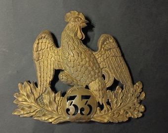 Caixa de sombra militar, colagem militar antiga, litografia, placa Shako e dois botões de um oficial do 33º Regimento de Linha, 1845