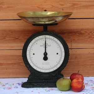 Könnte beinhalten: Eine antike Salter Familienwaage Nr. 45 mit einem schwarzen Gusseisensockel und einer großen Messingschale. Das runde weiße Zifferblatt zeigt schwarze Markierungen für Pfund und Kilogramm sowie den Text "SALTER FAMILY SCALE No 45" und "MADE IN ENGLAND".