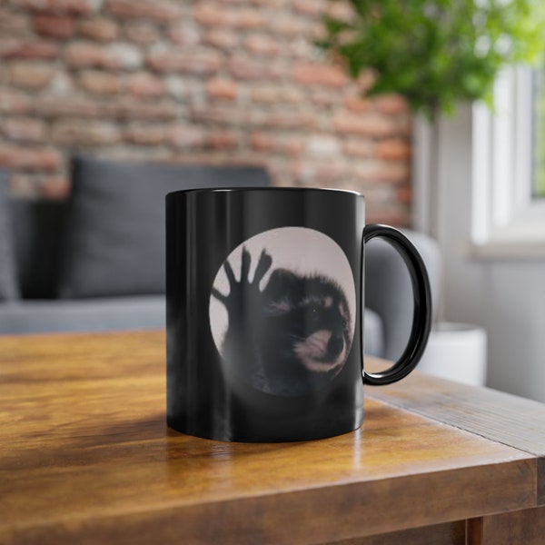 Treffen Sie Pedro, den tanzenden Waschbären – schwarze Kaffeetasse mit skurrilem Charakter für Tierliebhaber, 325 ml