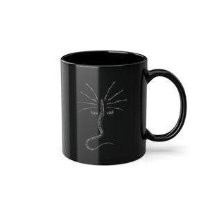 Tazza artistica Facehugger nera - Design ispirato al film alieno / Regalo perfetto per i fan di fantascienza / Tazza in ceramica unica da 11 once / Stampa iconica Facehugger