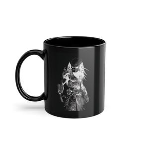 Könnte beinhalten: Ein schwarzer Keramikbecher mit einer weißen grafischen Illustration der Predator-Figur. Das Design zeigt die Kreatur in stehender Pose mit ihrem charakteristischen Helm, den Dreadlocks und dem gepanzerten Anzug, zentriert auf der Vorderseite.