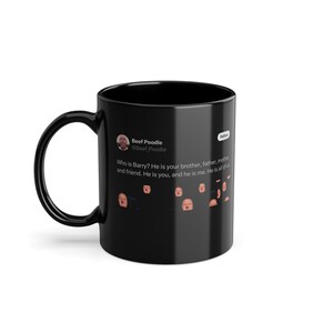 Puede incluir: Taza de café negra con un tuit blanco de la cuenta de Twitter "Beef Poodle" que dice "¿Quién es Barry? Él es tu hermano, padre, madre y amigo. Él eres tú, y él soy yo. Él somos todos nosotros." El tuit incluye una foto de perfil de un hombre con cabello rubio y barba blanca.