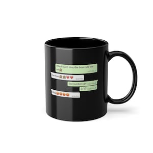 Può includere: Tazza da caffè nera con un messaggio di testo bianco che dice "Words can't describe how cute you are" con emoji. Il messaggio di testo continua con "Aw tysm" e "But number can 3/10" con emoji e timestamp.