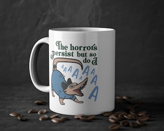 Divertida taza de cerámica blanca Opossum Meme - Los horrores persisten pero yo también, 11 oz