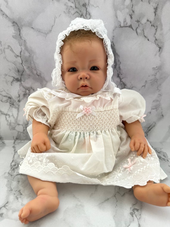 アンティークドール　35cm 可愛い赤ちゃん　ベビー　素敵なドレスとボンネット ヴィンテージのリボーンベビードール。可愛くて天使のような手作り