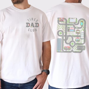 Lustiges Spielauto auf Papas Rücken-T-Shirt, 2-seitiges Rennstrecken-Road Map-T-Shirt, lustiges Vatertagsgeschenk für Papa, Müder Väter Club, Vatertag 2025