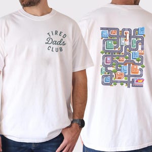 Funny Kid Play Cars on Dad's Back T-shirt, dubbelzijdig racebaan speelkleed T-shirt, Vaderdagcadeau van kinderen, vermoeide vaders club, Vaderdag 2025