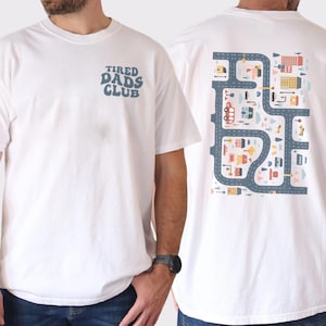 Shirt Play Cars on Dad's Back, dubbelzijdig T-shirt racebaan, shirt wegenkaart speelmat, grappig vadercadeau van kinderen, vermoeide vadersclub, Vaderdag 2025