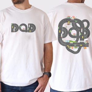 T-shirt grappige speelauto's op papa's rug, dubbelzijdig T-shirt racebaan routekaart, grappig vaderdagcadeau voor papa, vermoeide vadersclub, Vaderdag 2025