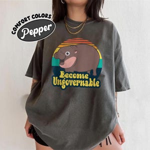 Divertente cucciolo di ippopotamo Moo-Deng, maglietta Moon Feng, simpatico cucciolo di ippopotamo Moo Deng, maialino saltellante in stile ippopotamo thailandese, amante degli ippopotami, maglietta divertente con ippopotamo