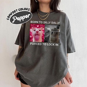 T-shirt cadeau Born To Dilly Dally - Forcé de verrouiller la chemise chat meme drôle, cadeau mignon pour amoureux des chats, t-shirt graphique humoristique pour animal de compagnie
