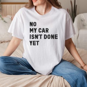 Nee, mijn auto is nog niet klaar T-shirt, grappig autoliefhebber-T-shirt, grappig autoreparatiecitaatshirt